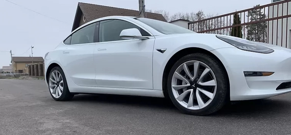 Tesla Model 3 Mid Range 2019 Авто з Канада